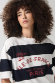 Camiseta crema a rayas oversize college con manga corta