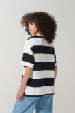 Camiseta crema a rayas oversize college con manga corta