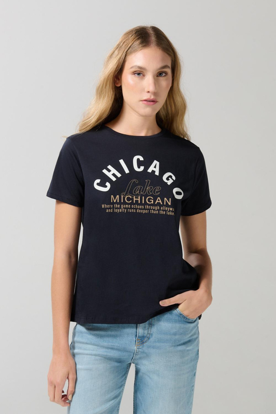 Camiseta para mujer manga corta unilcolor con estampado en frente estilo College.