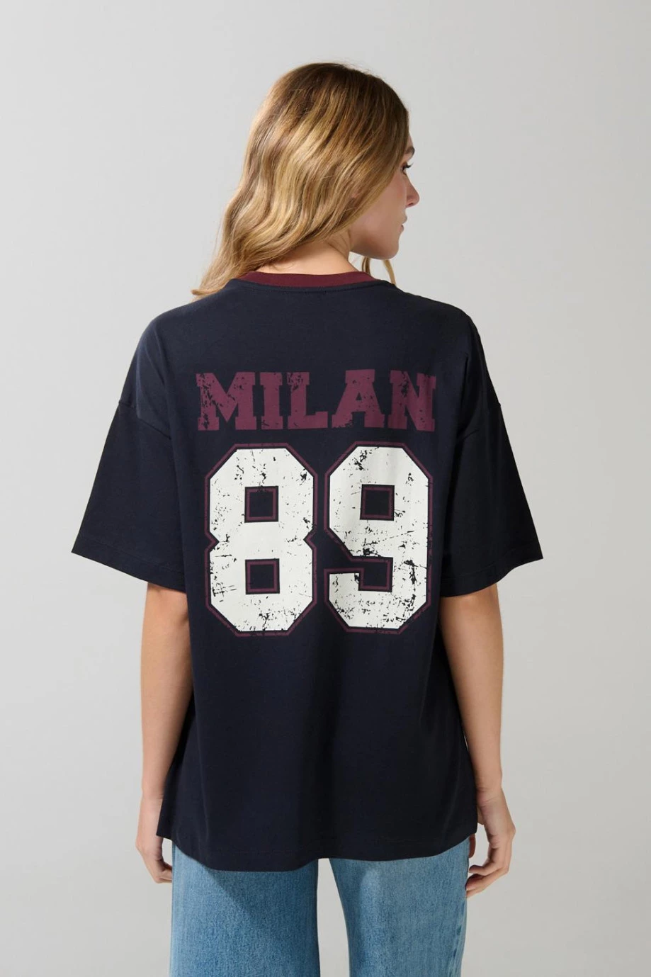 Camiseta cuello V azul intensa oversize con artes college