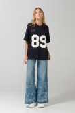 Camiseta cuello V azul intensa oversize con artes college