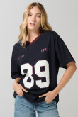 Camiseta cuello V azul intensa oversize con artes college