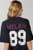 Camiseta cuello V azul intensa oversize con artes college