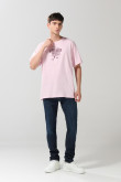 Camiseta rosada oversize manga corta con artes college