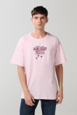 Camiseta rosada oversize manga corta con artes college