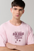 Camiseta rosada oversize manga corta con artes college