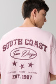 Camiseta rosada oversize manga corta con artes college