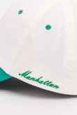 Cachucha crema college beisbolera con visera en contraste