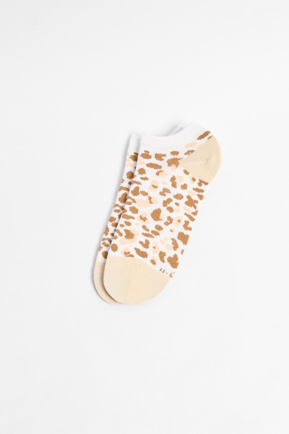 Medias tobilleras cremas con arte animal print y contrastes