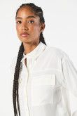 Blusa crop unicolor con manga larga y bolsillos delanteros