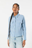 Blusa crop unicolor con manga larga y bolsillos delanteros