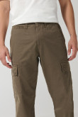 Pantalón cargo en dril unicolor con bota recta y tiro bajo
