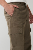 Pantalón cargo en dril unicolor con bota recta y tiro bajo