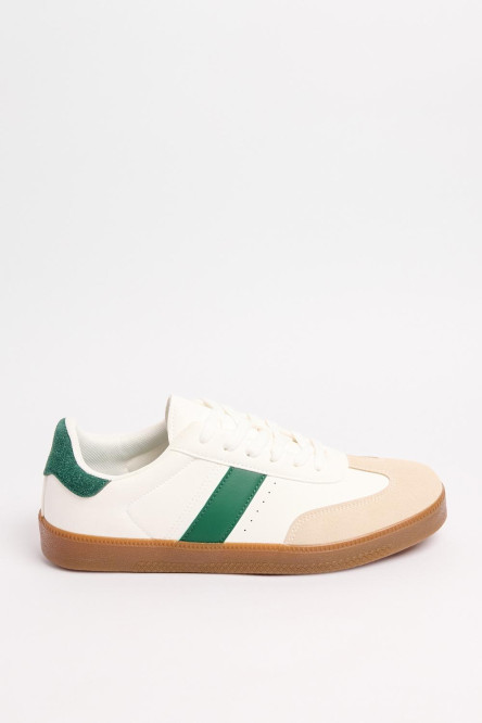 Tenis cremas casuales con contrastes verdes y perforaciones