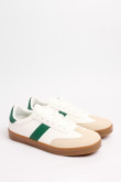 Tenis cremas casuales con contrastes verdes y perforaciones