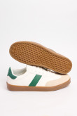 Tenis cremas casuales con contrastes verdes y perforaciones