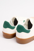Tenis cremas casuales con contrastes verdes y perforaciones