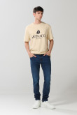 Camiseta cuello redondo kaki clara con arte college