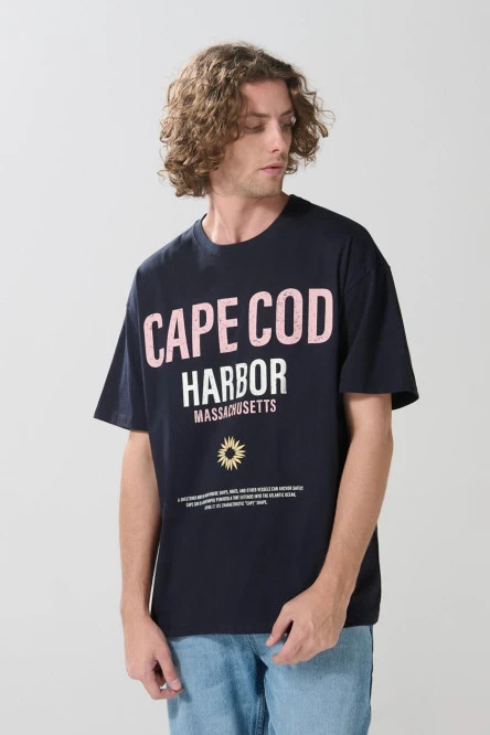 Camiseta oversize azul con texto college y cuello redondo