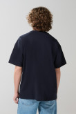 Camiseta oversize azul con texto college y cuello redondo