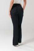 Jean flare azul intenso tiro alto con bota ancha y bolsillos