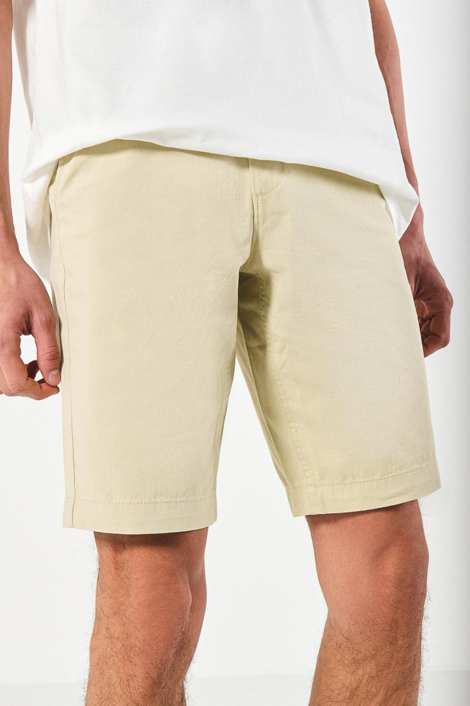 Bermuda en dril tiro bajo unicolor con bolsillos
