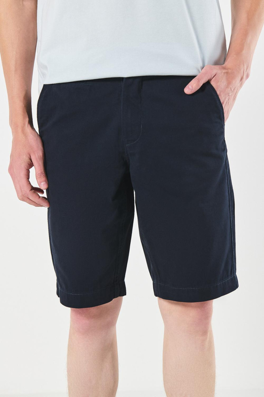 Bermuda en dril tiro bajo unicolor con bolsillos