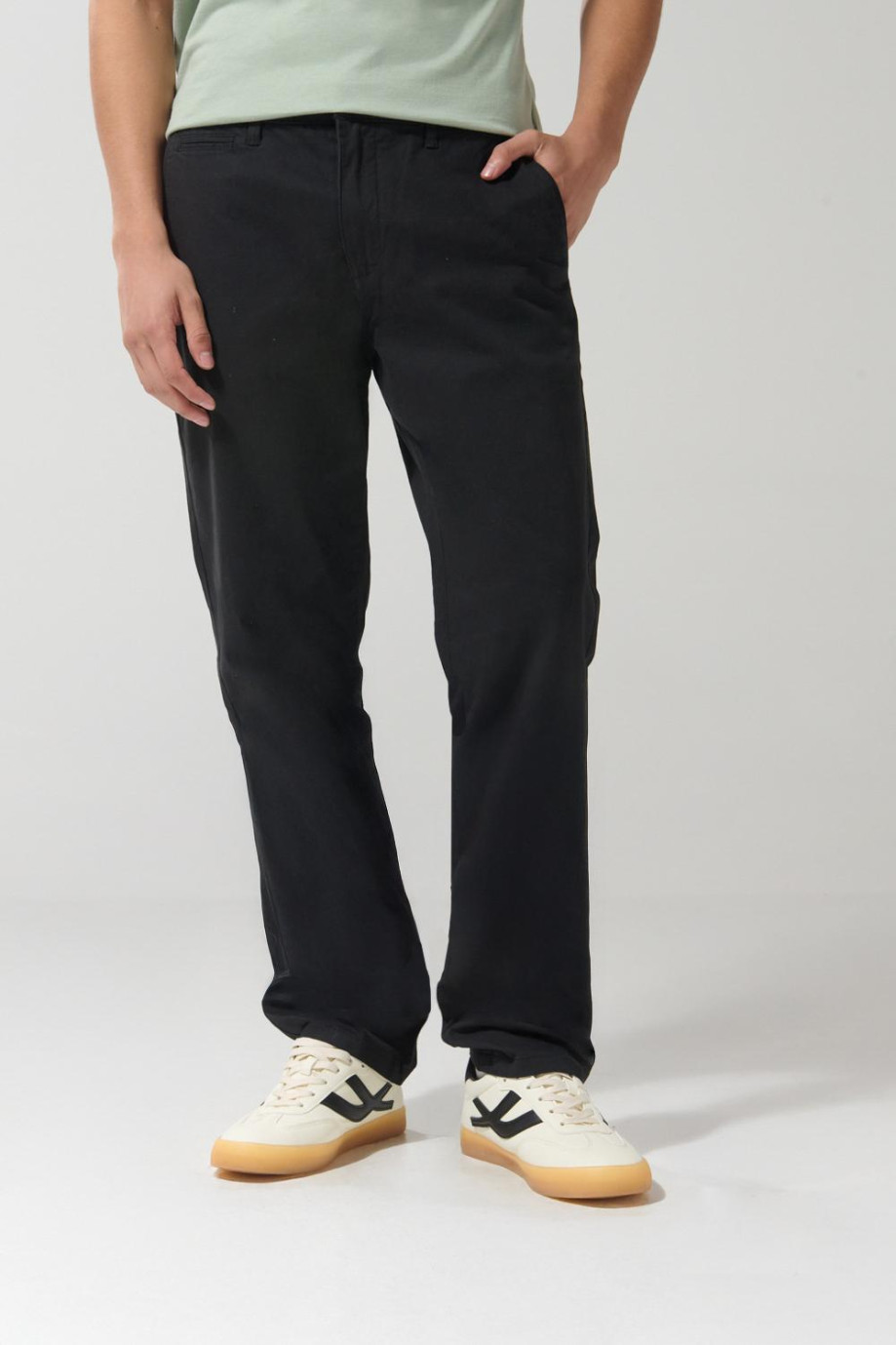 Pantalón en dril unicolor slim con tiro medio