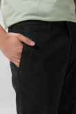Pantalón en dril unicolor slim con tiro medio