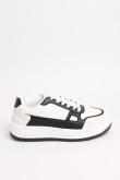 Tenis blancos casuales con contrastes negros localizados