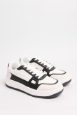 Tenis blancos casuales con contrastes negros localizados