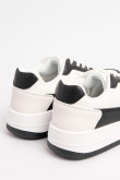 Tenis blancos casuales con contrastes negros localizados