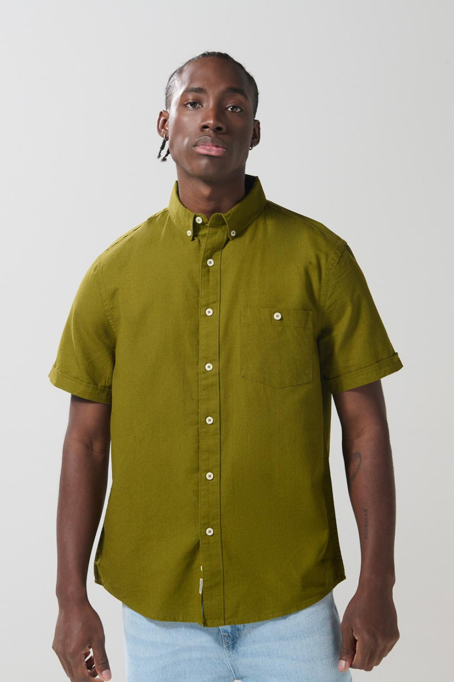 Camisa unicolor con bolsillo en frente y cuello button down