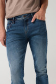 Jean slim azul oscuro tiro bajo con desgastes y arrugas
