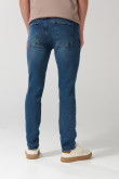 Jean slim azul oscuro tiro bajo con desgastes y arrugas