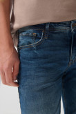 Jean slim azul oscuro tiro bajo con desgastes y arrugas
