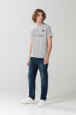 Jean azul oscuro straight leg con rotos y tiro bajo