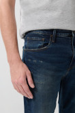Jean azul oscuro straight leg con rotos y tiro bajo