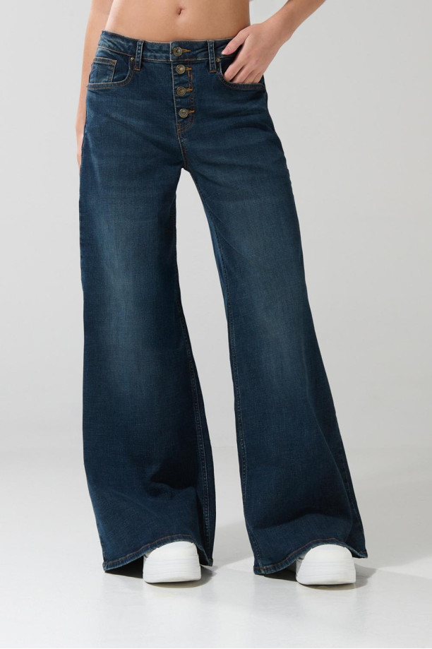 Jean palazzo tiro medio azul con botones y bota ancha