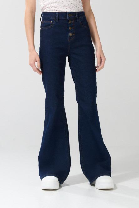 Jean flare azul con botones visibles, tiro alto y bota ancha