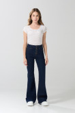 Jean flare azul con botones visibles, tiro alto y bota ancha