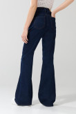 Jean flare azul con botones visibles, tiro alto y bota ancha