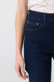 Jean flare azul con botones visibles, tiro alto y bota ancha