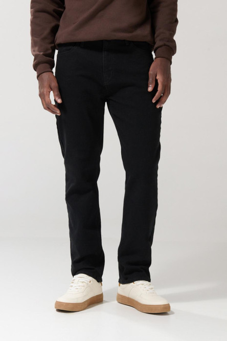 Jean negro tipo straight leg con tiro bajo y bota recta