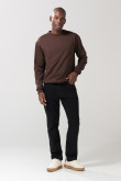Jean negro tipo straight leg con tiro bajo y bota recta