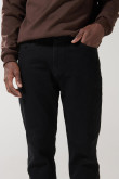 Jean negro tipo straight leg con tiro bajo y bota recta