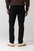 Jean negro tipo straight leg con tiro bajo y bota recta