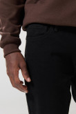 Jean negro tipo straight leg con tiro bajo y bota recta