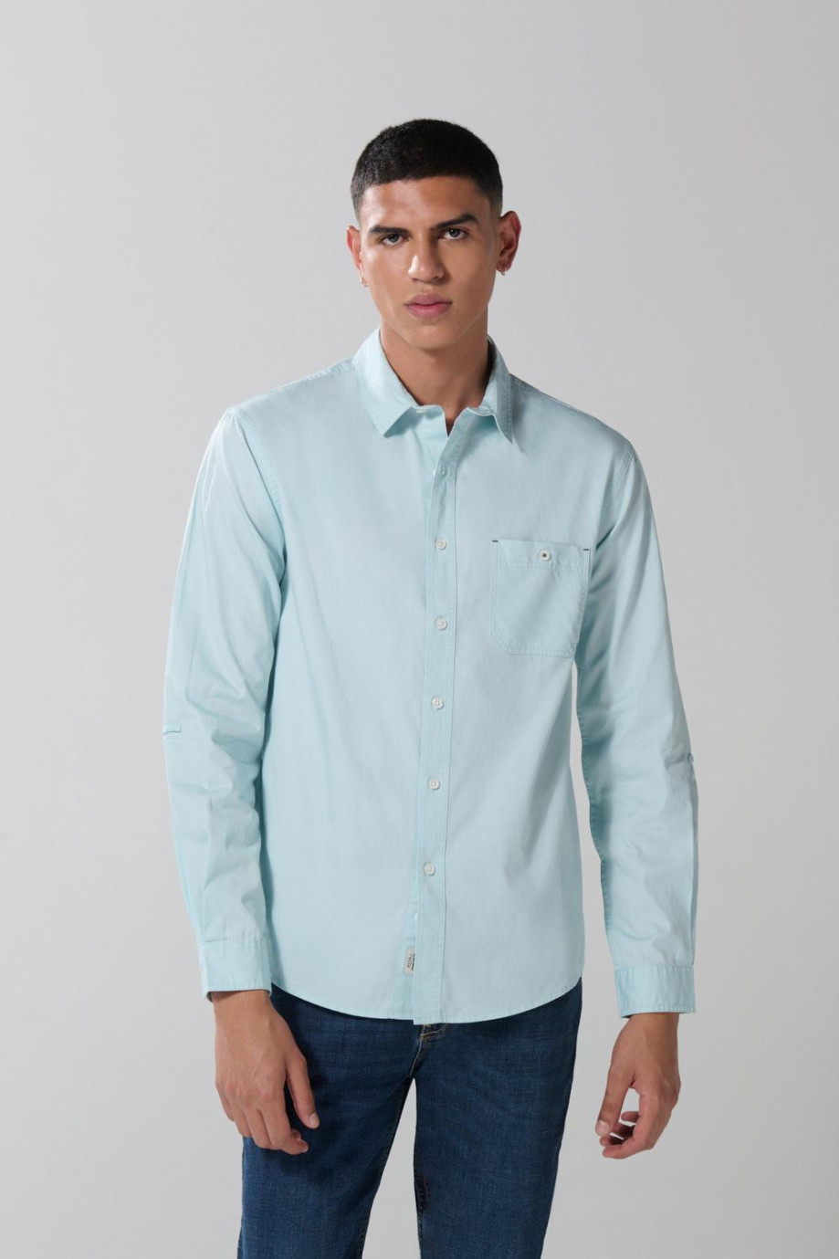 Camisa en algodón unicolor cuello sport collar con bolsillo