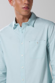 Camisa en algodón unicolor cuello sport collar con bolsillo